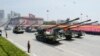 Tancuri nord-coreene defilează în piața Kim Il-Sung, cu elicoptere deasupra lor, în timpul paradei militare care marchează cea de-a 60-a aniversare a armistițiului războiului coreean, în Phenian, Coreea de Nord, 27 iulie 2013.