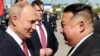 Ruski predsednik Vladimir Putin (levo) rukuje se sa liderom Sjeverne Koreje Kim Jong Unom tokom njihovog sastanka na kosmodromu u Amurskoj oblasti 13. septembra 2023.
