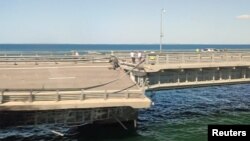 Фотография, сделанная из окна поезда, свидетельствующая о масштабах повреждений Крымского моста. 17 июля 2023 года.