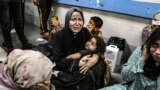 2023-nji ýylyň 17-nji oktýabrynda Gaza şäherindäki Al-Şifa keselhanasynda ýaralanan palestinalylar.