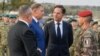 Premierul olandez Mark Rutte (centru) și președintele român Klaus Iohannis (centru-stânga) în timpul unei vizite la baza militară de la Cincu, în Brașov, pe 12 octombrie 2022.