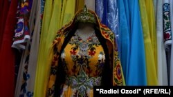Тажик аялынын улуттук кийими