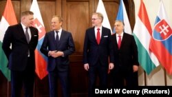 Зліва направо: прем’єр-міністри Словаччини Роберт Фіцо, Польщі Дональд Туск, Чехії Петр Фіала та Угорщини Віктор Орбан позують для групового фото під час саміту країн Вишеградської групи (V4). Прага, 27 лютого 2024 року