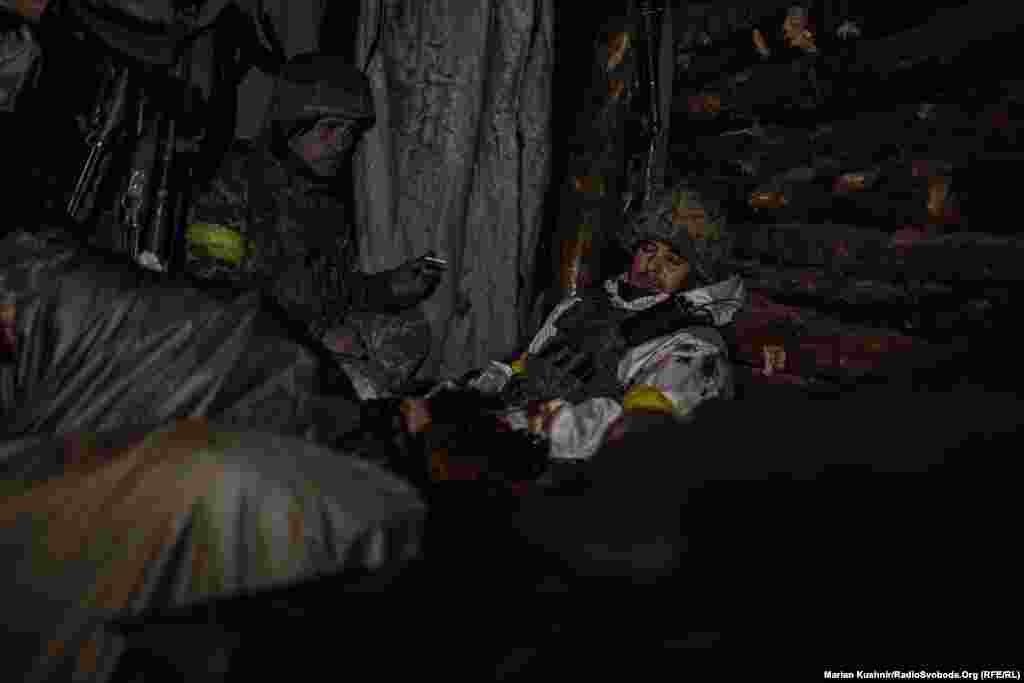 Бійці на передовій зрозуміли, що зайвий раз виходити в зовнішній світ &ndash; ідея не найкраща, а, скоріше, &ndash;&nbsp;безглузда. Тому всім доводиться тіснитися у невеликому бліндажі, який зібрали нашвидкоруч. Розмір його настільки маленький, що інколи, щоб лежачи випрямити ноги одному бійцю, іншому доводиться сидіти.&nbsp;