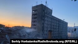 A rakétatalálat helyszíne Kramatorszkban 2023. június 27-én
