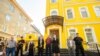 Marina Tauber pe scările Curții Constituționale vorbindu-le la 19 septembrie, zi în care magistrații CC au sistat examinarea sesizării depusă de parlamentarii fostului Partid Șor, declarat neconstituțional, privind restricționarea participării la alegeri.