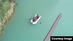 Нарын сууга түшүп кеткен баланы издөө иштери. Таш-Көмүр шаары. 20-июнь, 2023-жыл. Сүрөт ӨКМге таандык.