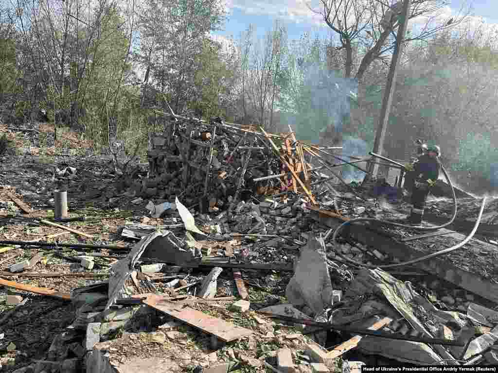 На місці ракетного удару працюють пожежники. Керівник Харківської&nbsp;області Олег Синєгубов повідомив, що близько обіду в селі Гроза Куп&rsquo;янського району цієї області обстріляли кафе та магазин, у той час там було багато мирних жителів