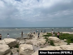 Aktauda Hazar ýakasynda duran adamlar, 2023-nji ýylyň 15-nji iýuny