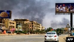 Dim iznad zgrada u Kartumu, Sudan, 16. travnja 2023.