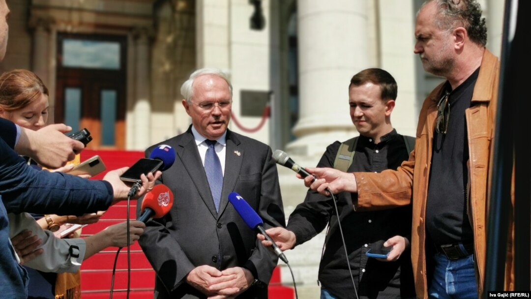 Američki ambasador u Srbiji Kristofer Hil u razgovoru sa novinarima ispred Skupštine Srbije, 20. april 2023. 
