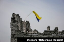 Steagul național ucrainean este văzut, pe fondul atacului Rusiei asupra Ucrainei, lângă linia frontului în satul nou eliberat Neskuchne din regiunea Donețk, Ucraina, 13 iunie 2023. REUTERS/Oleksandr Ratushniak