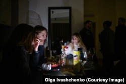 Házibuli egy harkivi magasépület tetőtéri lakásában. Az áramszünet miatt a lift nem működött, így a vendégeknek sokat kell lépcsőzniük