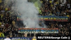 Bannerul ridicat de ultrașii „Uniți Sub Tricolor”, la meciul României împotriva echipei din Kosovo, pe Arena Națională, 12 septembrie 2023.
