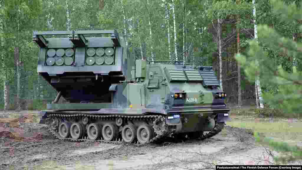 298 RSRAKH 06 Heavy Rocket Launcher Эта пусковая установка американского производства известна как реактивная система залпового огня M270. РСЗО стреляет теми же управляемыми ракетами, что и установленные на грузовиках пусковые установки HIMARS, но предполагает большую мобильность на бездорожье и большую ракетную мощность.