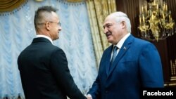 Szijjártó Péter külgazdasági és külügyminisztert Aljakszandr Lukasenka autoriter belarusz elnök fogadja Minszkben 2023. október 26-án