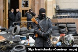 Az ukrán különleges erők tagja Harkiv közigazgatási épületénél 2014. április 8-án