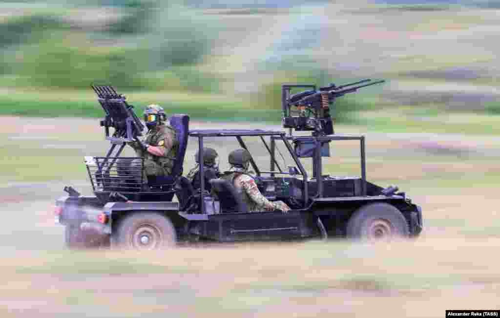 Российские военные испытывают &laquo;антидроновый багги&raquo; на территории Украины, июнь 2024 года. Машина оснащена несколькими единицами автоматического оружия, установленными на легком шасси, а также &laquo;антидроновым оружием&raquo;. По-видимому, это гранатометы, которые видны на передней и задней части транспортного средства