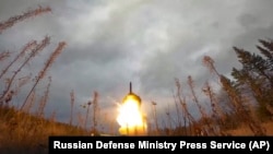 Rusia deţine cel mai mare arsenal de arme nucleare din lume, urmată îndeaproape de Statele Unite. Împreună, Rusia şi Statele Unite controlează mai mult de 90% din armele nucleare din lume.