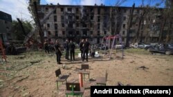 Orașul Krivoi Rog a mai fost atacat săptămâna aceasta. În imagine, un bloc de locuințe lovit zilele trecute într-un atac care a luat viața a 12 persoane.