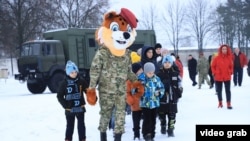 Copii din regiunile ucrainene ocupate de Rusia vizitează un sit militar din Belarus, în timpul unei presupuse tabere menite să îi scoată din zona de război.