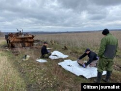 Пошуковці ексгумують рештки екіпажу БТР ЗСУ