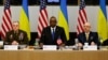 S leva na desno: Američki predsedavajući Združenog generalštaba general Mark A. Milley , američki ministar odbrane Lloyd Austin i ukrajinski ministar odbrane Oleksij Režnikov prisustvuju sastanku ministara odbrane NATO-a u Briselu 14. februara