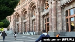 Ոստիկանները կառավարության շենքի մոտ, 10-ը մայիսի, 2024թ․
