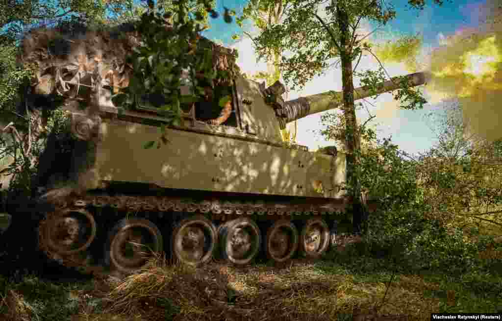 Українські військові ведуть вогонь із самохідної гаубиці М109 по російських позиціях. Під час виступу у Вашингтоні 30 червня голова Об’єднаного комітету начальників штабів США генерал Марк Міллі сказав про темпи українського наступу: «Те, що це відбувається повільніше, ніж люди передбачали, мене зовсім не дивує», маючи на увазі те, наскільки сильно змогли укріпитися російськи сили на захоплених позиціях.