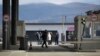 Oficerë policorë serbë duke qëndruar në një pikë kufitare ndërmjet Serbisë dhe Kosovës. Fotografi nga arkivi.