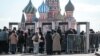 2024-жылдын 27-марты. Москва. "Крокус Сити Холлдогу" кол салуудан кийин эл Кызыл аянтка катуу текшерүүлөрдөн кийин киргизилип жаткан учур. 