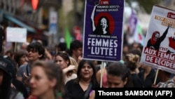 Spre deosebire de alte țări, în Franța nu există nicio dezbatere politică pe tema avortului: toate partidele mari susțin acest drept al femeilor. 