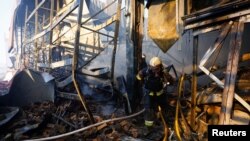 «Велика кількість людей, зниклих безвісти»: атака армії РФ на гіпермаркет у Харкові (фоторепортаж)