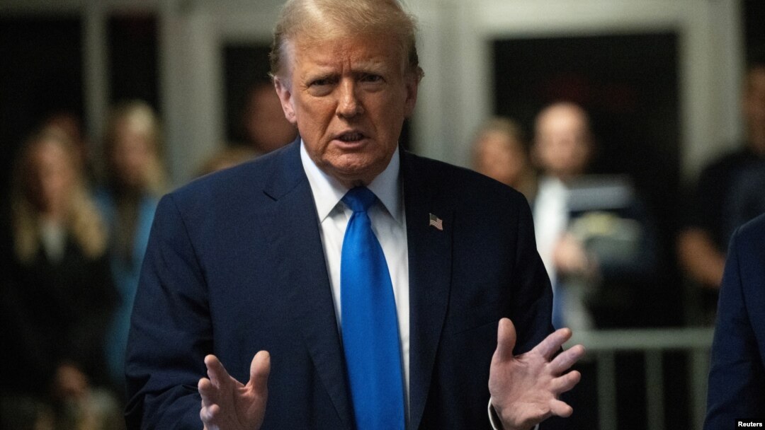 Bivši predsednik SAD Donald Tramp govori medijima posle prvog dana suđenja u Njujroku, 22. april 2024.