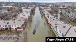 Сегодня улицы города Орска Оренбургской области больше напоминают каналы и реки.