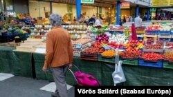 Vásárló a budapesti Fény utcai piacon 2023. július 9-én
