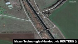 Укріплення та «зуби дракона» у селі Маслово, північний Крим, січень 2023 року. Супутниковий знімок Maxar Technologies