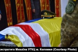 Беларуса пахавалі пад двума сьцягамі
