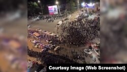Бишкек шаары. 18-майга караган түнү чогулган жаштар. 