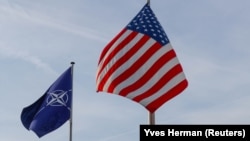 Zastave Sjedinjenih Američkih Država (SAD) i NATO ispred zgrade sedišta NATO-a u Briselu