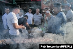 Pançşanbe bazarynda kebap hem çişligiň taýýarlanýan ýeri
