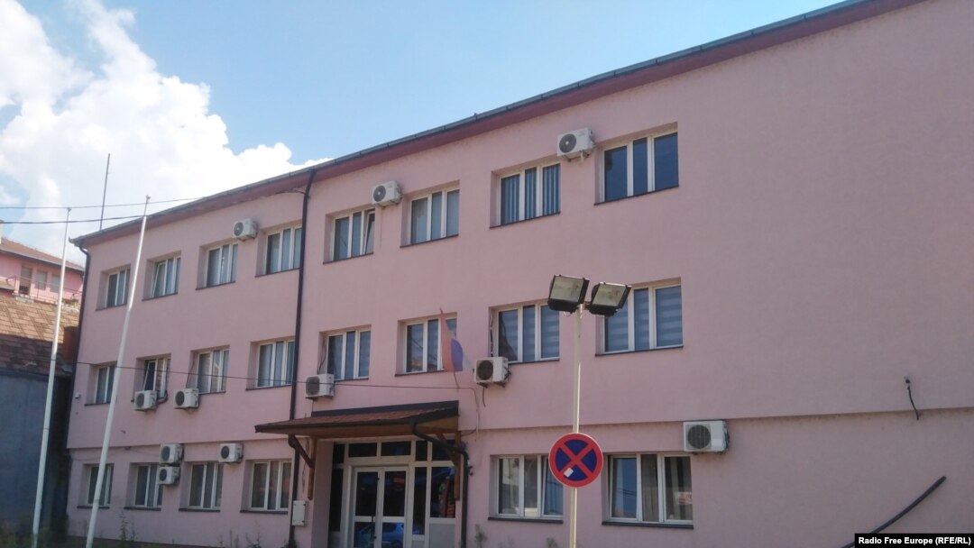 Sporna zgrada u kojoj djeluju četiri institucije Srbije, naselje Bošnjačka mahala u Sjevernoj Mitrovici, 23. avgust 2023.