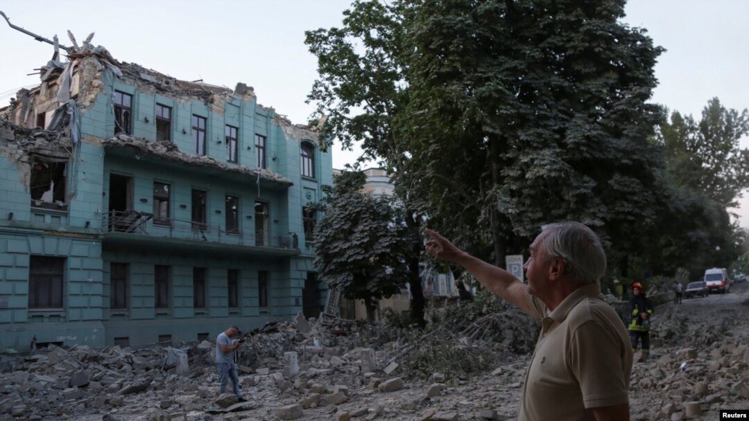 Mještanin pored stambene zgrade uništene u posljednjem ruskom napadu na Odesu, 23. juli