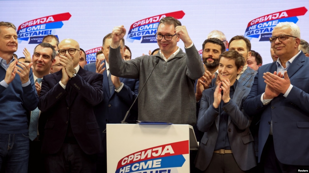 Predsednik Srbije Aleksandar Vučić u sedištu njegove Srpske napredne stranke posle izbora u decembru 2023, okružen funkcionerima te partije, kao i liderima srpskih stranaka iz regiona.