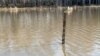 Самодельный измеритель уровня воды в селе Большая Малышка. Северо-Казахстанская область, 16 апреля 2024 года