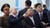 Ruski predsednik Vladimir Putin i lider Severne Koreje Kim Džong Un obilaze hangar za raketne sklopove tokom svog sastanka na kosmodromu Vostočni u dalekoistočnom ruskom Amurskom regionu, 13. septembra 2023.
