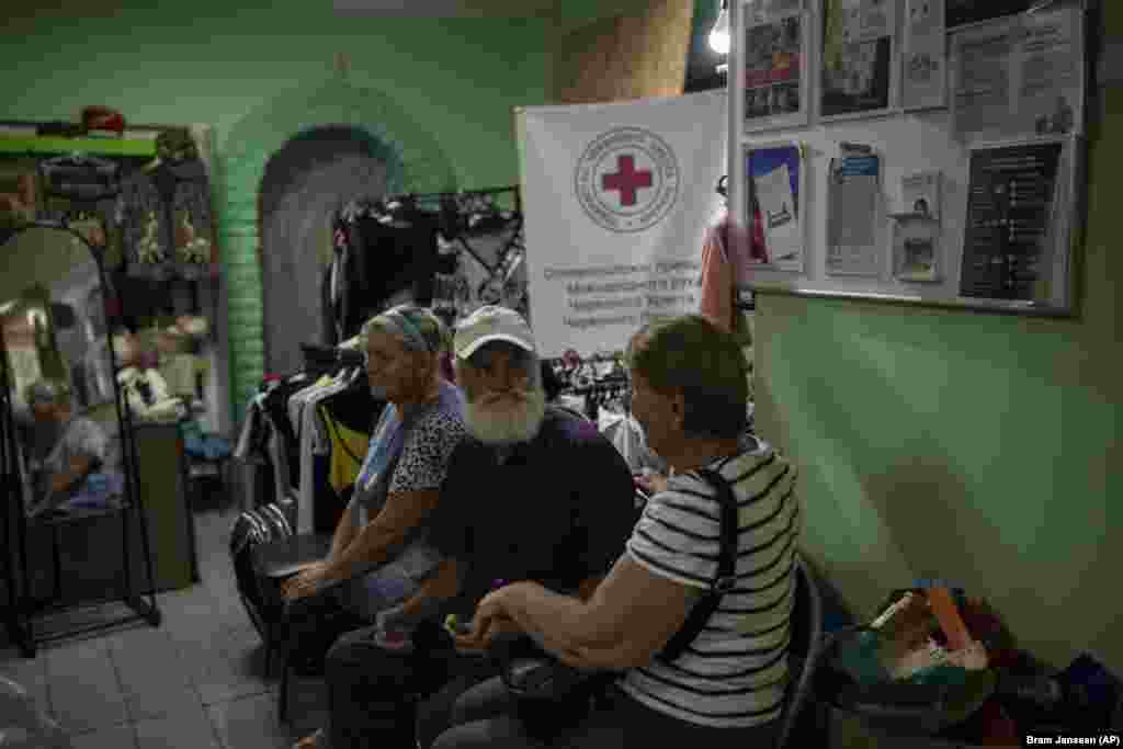 Люди, яких евакуювали із Куп&#39;янська, у приміщенні під захистом Червоного Хреста. Росія все ще контролює близько п&rsquo;ятої частини України, включаючи півострів Крим,&nbsp; понад 90% Луганської області і частину Донеччини, незаконно захоплених ще в 2014 році, а також частини Запорізької та Херсонської областей, окупованих після повномасштабного вторгнення в Україну в лютому 2022 року.&nbsp;