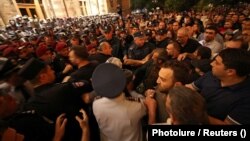 Ցուցարարների և ոստիկանների ընդհարումը Կառավարության շենքի դիմաց, Երևան, 21-ը սեպտեմբերի, 2024թ.