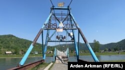 Усть-Кабырзадагы дарыянын эки тарабын байланыштырган көпүрөнүн иштен чыкканына көп болду.