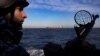 Український морський прикордонник спостерігає за судном, яке вийшло з порту України. Чорне море, лютий 2024 року